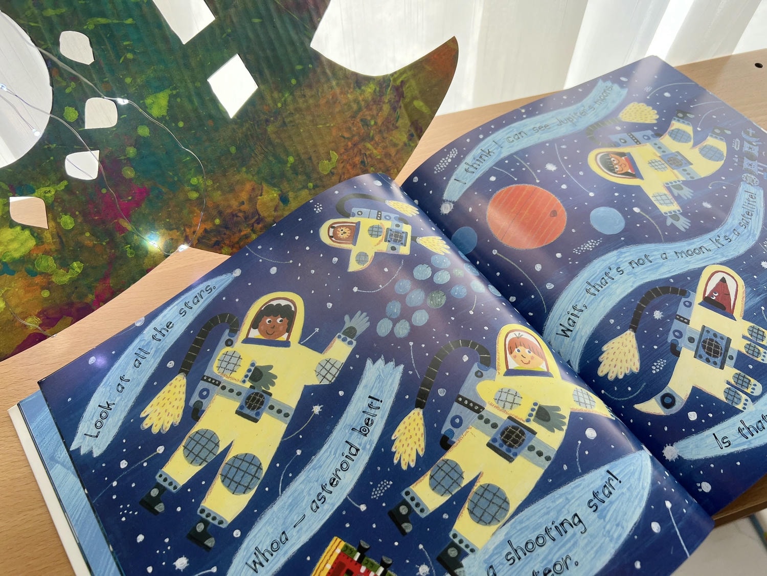 孩子的太空冒險之旅:《Space Song Rocket Ride》有聲書繪本推薦 - 第5張圖