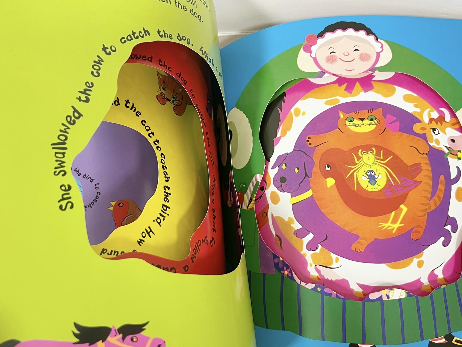 有聲書推薦《There Was an Old Lady Who Swallowed a Fly》:經典童謠與創意互動的完美結合 - 第3張圖