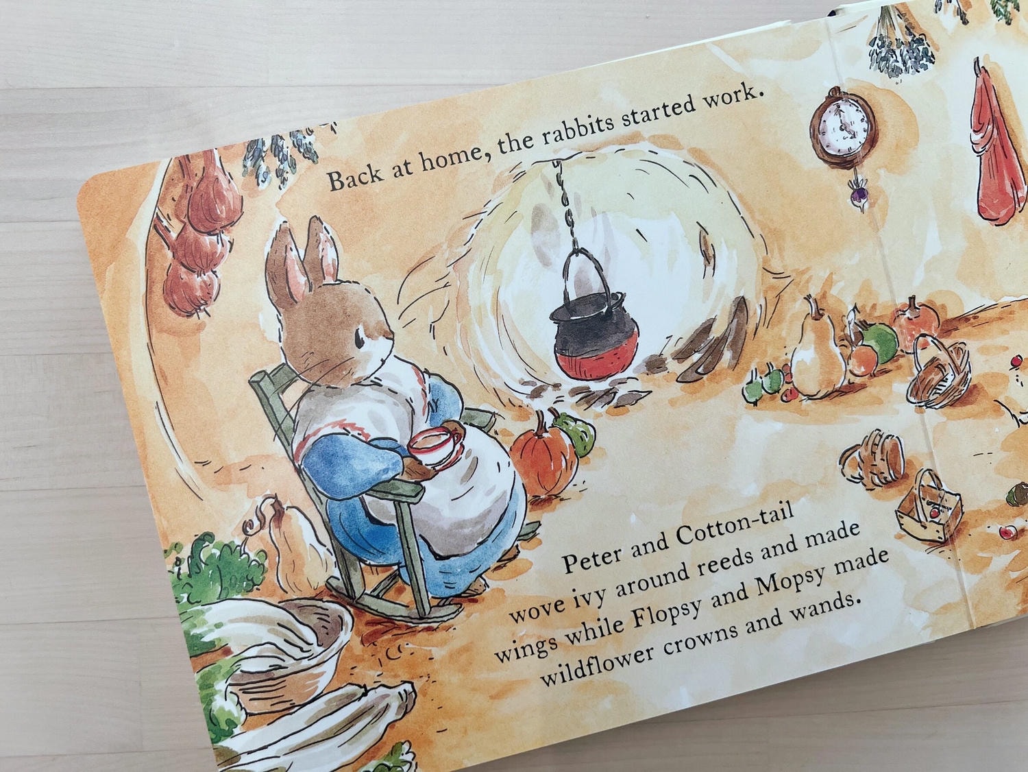 萬聖節主題童書推薦 :《 Peter Rabbit Tales: Trick or Treat 》適合幼兒的完美硬頁書 - 第4張圖 Peter Rabbit
