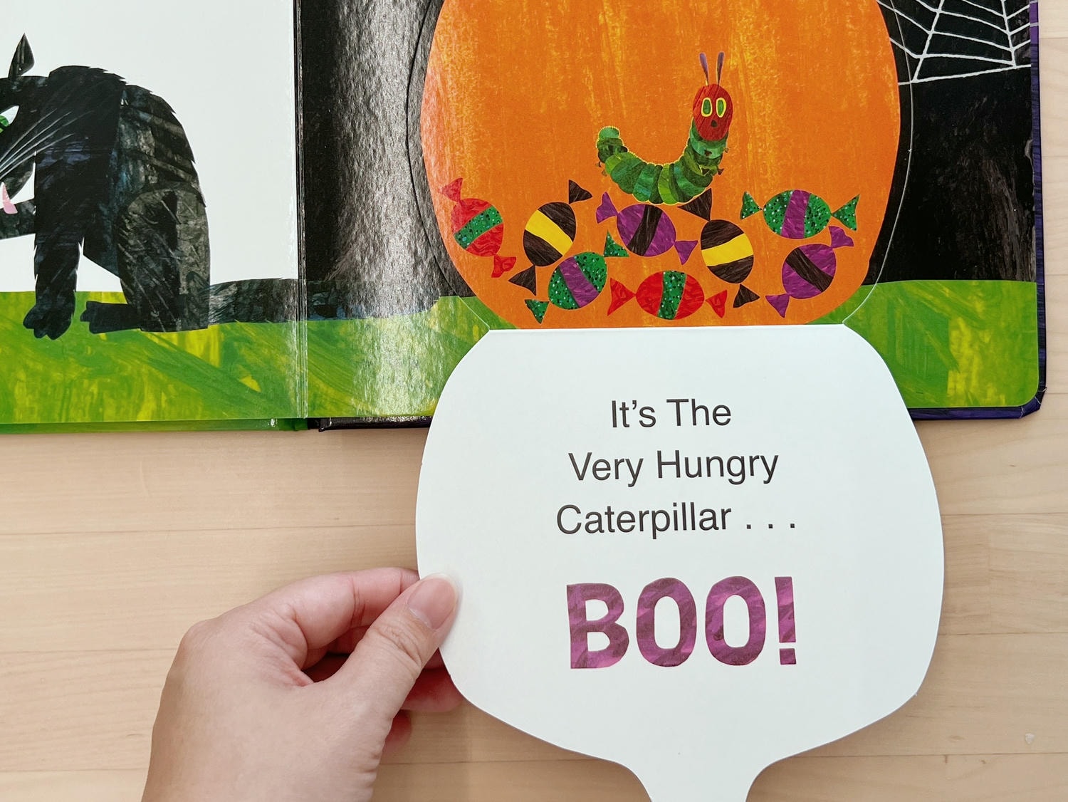 親子共讀的萬聖節書單:《The Very Hungry Caterpillar’s Creepy-Crawly Halloween》 - 第6張圖 The Very Hungry Caterpillar