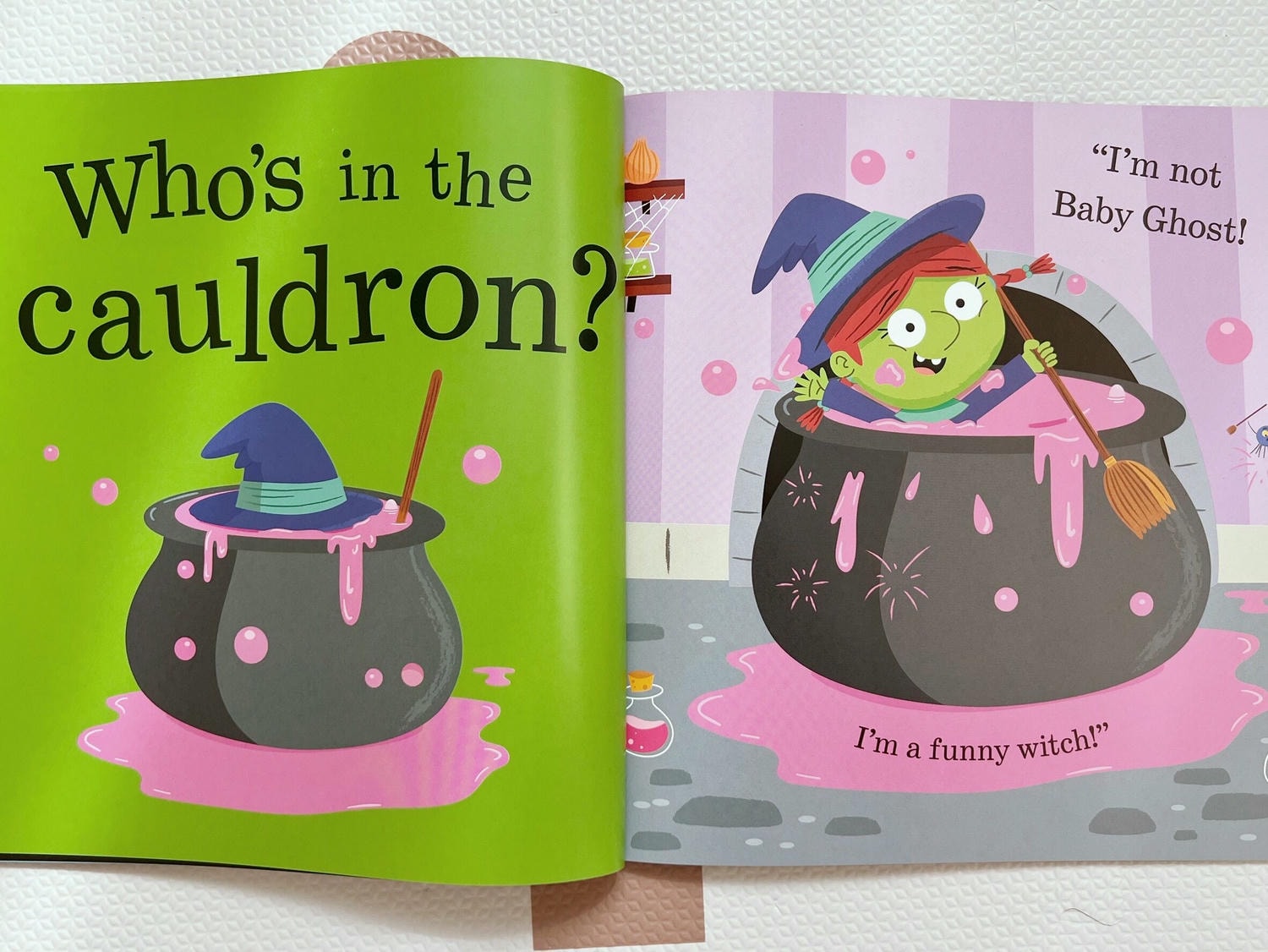 重複句式與捉迷藏的樂趣:《Who’s in the Pumpkin?》適合3-5歲孩子的萬聖節書單 - 第4張圖 Who's in the Pumpkin