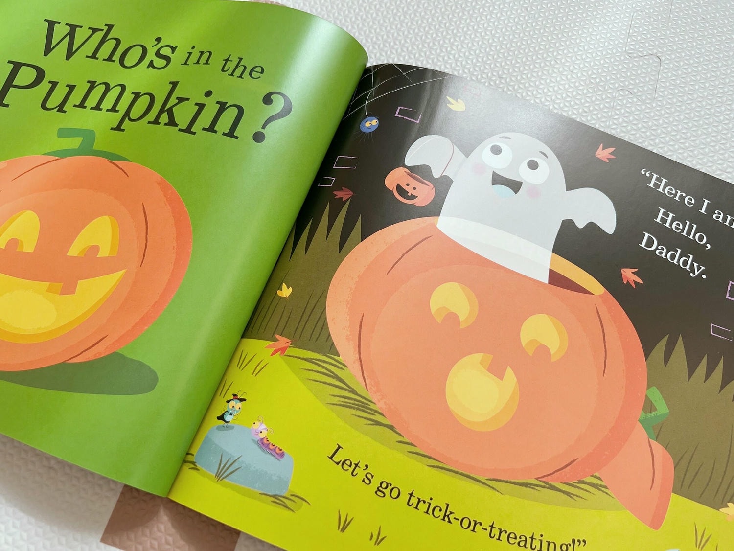 重複句式與捉迷藏的樂趣:《Who’s in the Pumpkin?》適合3-5歲孩子的萬聖節書單 - 第6張圖 Who's in the Pumpkin