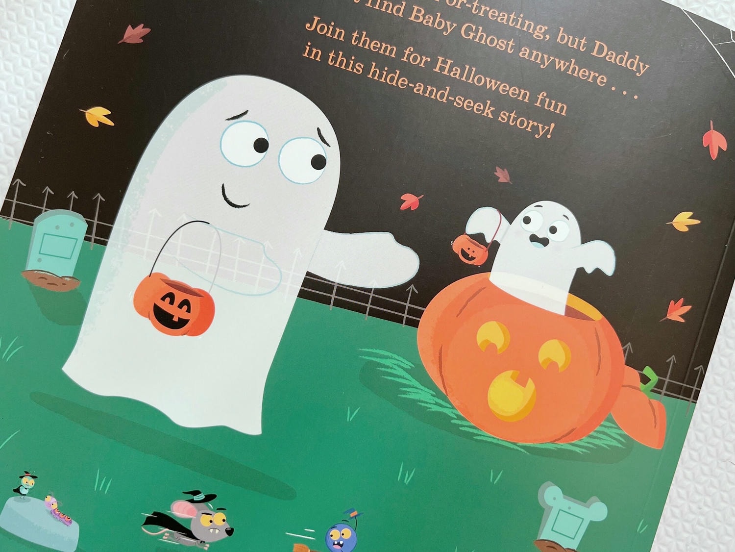 重複句式與捉迷藏的樂趣:《Who’s in the Pumpkin?》適合3-5歲孩子的萬聖節書單 - 第7張圖 Who's in the Pumpkin